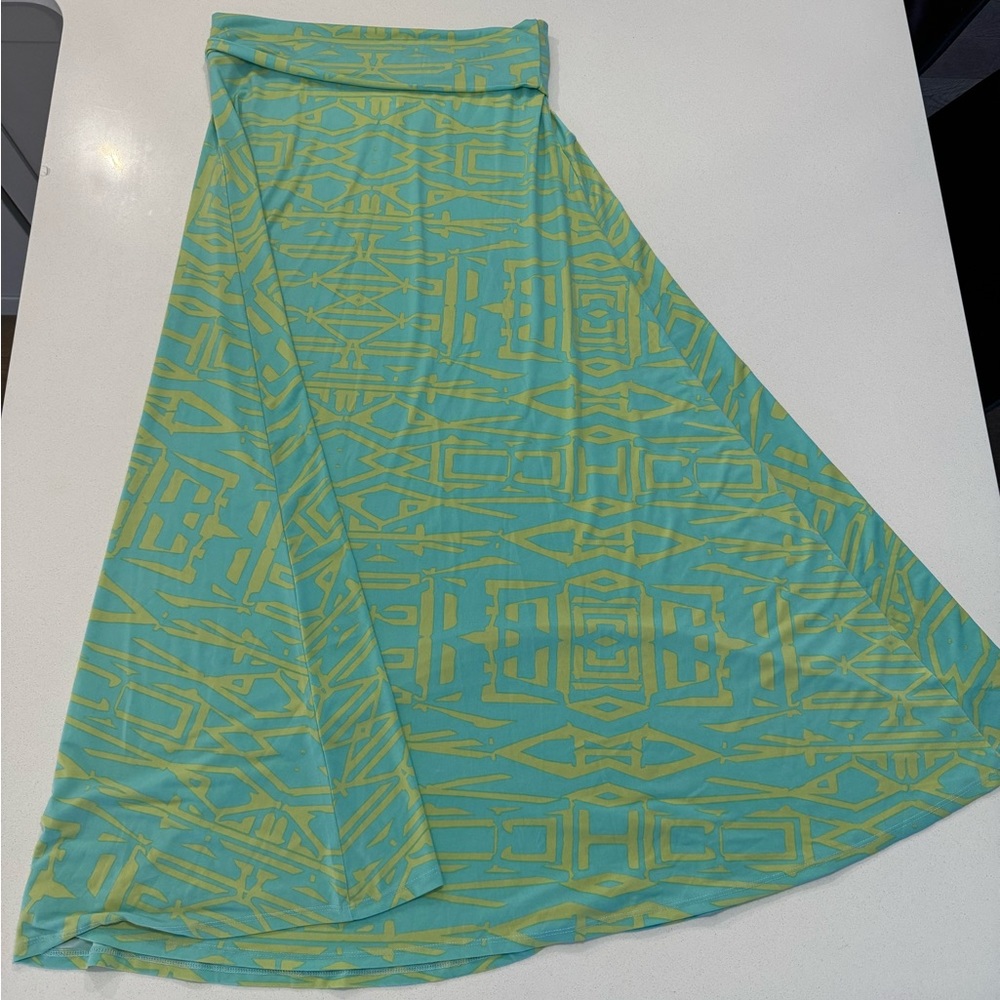 Size Medium LulaRoe Maxi in beautiful vacation colors!
